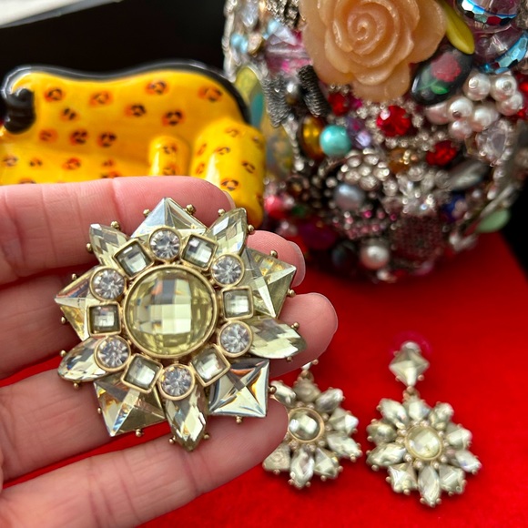 NIB Avon Brooch & Earrings Set - Picture 4 of 8